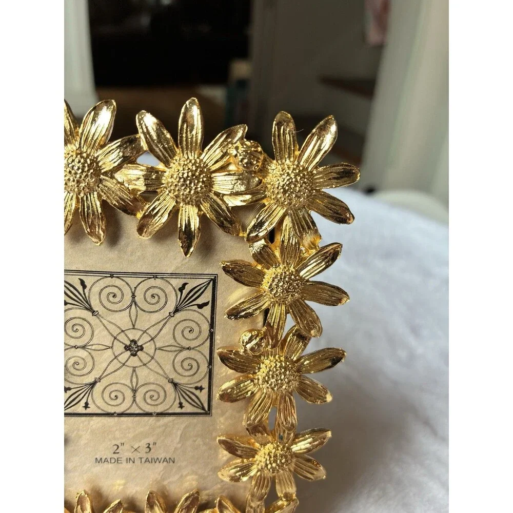 Unbranded gold metal